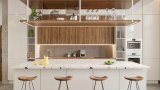 Moderne Küche mit vielen Stauraummöglichkeiten – auch ein Hängeregal von der Decke über dem Küchenblock gehört dazu.