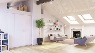 Modernes Wohnzimmer unterm Dach mit verschiedenen Stauraummöglichkeiten