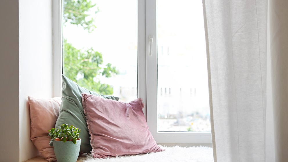 Gemütliche Möbelidee unterm Fenster