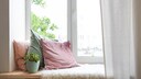 Gemütliche Möbelidee unterm Fenster