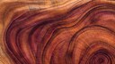 Die Farbe des Holz wird durch Oberflächenbehandlungen wie Ölen, Beizen oder Lackieren intensiviert.