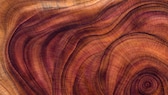 Die Farbe des Holz wird durch Oberflächenbehandlungen wie Ölen, Beizen oder Lackieren intensiviert.