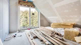 Es gibt einige Materialien, die zur Dämmung von Zimmerdecken geeignet sind. Darunter fallen Materialien wie Mineralwolle oder Schaumstoffplatten.