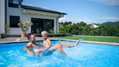 Wer einen Swimmingpool im Garten haben möchte, muss sich an gewisse Regeln halten, sonst kann es vorkommen, dass der Nachbar rechtliche Schritte einleitet
