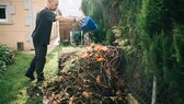 Viele Küchen- und die Grünabfälle aus dem Garten werden auf einem Kompost mit der Zeit zu Dünger