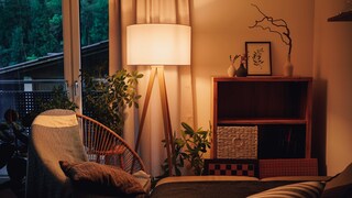 Bevor man Leitungen und Kabel aufwendig verlegt, kann man mit einem simplen Trick Lampen zum Leuchten bringen