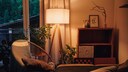 Bevor man Leitungen und Kabel aufwendig verlegt, kann man mit einem simplen Trick Lampen zum Leuchten bringen