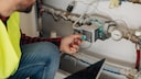 Techniker arbeitet an Heizung