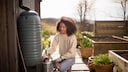 Gesammeltes Regenwasser lässt sich nicht nur zum Pflanzengießen im Garten nutzen