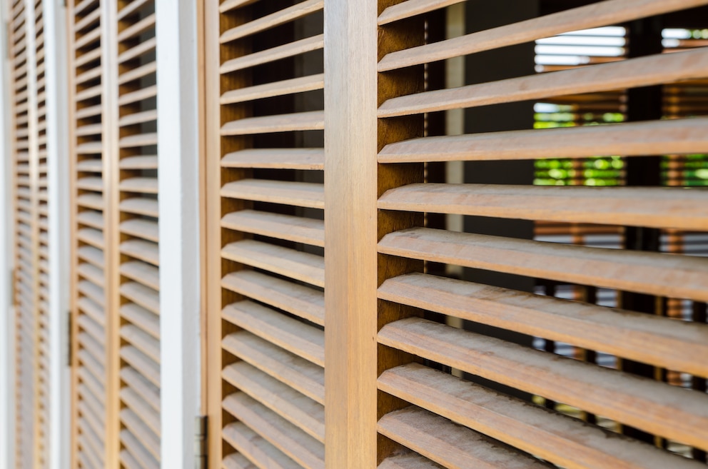 Shutter aus Holz als außenliegender Sonnenschutz am Fenster