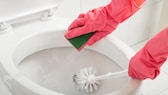 Um Urinstein in der Toilette zu entfernen, muss man nicht gleich zur Chemie-Keule greifen