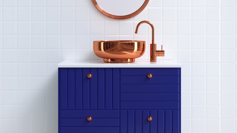 Möbel mit Farbe: Ein Badunterschrank in kräftigem Yves Klein Blau