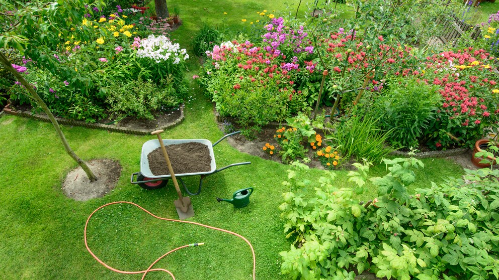 Ob gemütliches Ruheplätzchen, Terrasse, Rasen, Gartenwege oder Bepflanzung: Das Anlegen des Gartens ist kein Hexenwerk