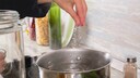Ein kleiner, aber wichtiger Schritt, den man beim Kochen von Nudeln nicht vergessen sollte: Salz in das Nudelwasser hinzufügen