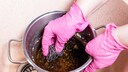 Man muss nicht immer gleich zur Chemiekeule greifen, wenn man einen angebrannten Topf hat, ein einfaches Hausmittel reicht