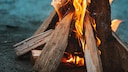 Bei einem gemütlich prasselnden Lagerfeuer sollte stets die Sicherheit an oberster Stelle stehen