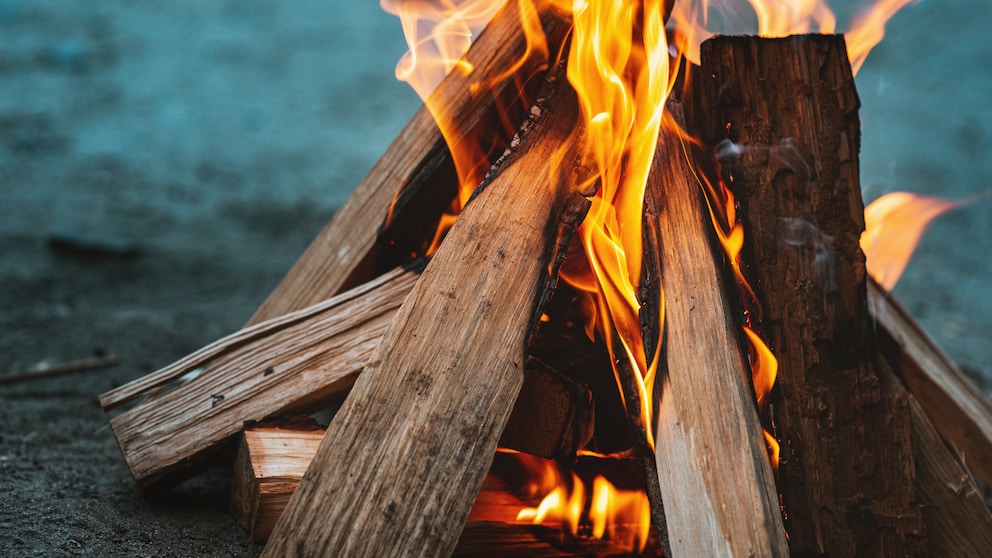 Bei einem gemütlich prasselnden Lagerfeuer sollte stets die Sicherheit an oberster Stelle stehen