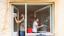 Fensterputzen ist lästig, muss aber hin und wieder getan werden, allerdings nicht bei Sonnenschein