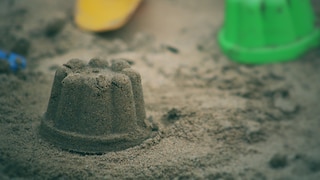 Es ist wichtig, Spielsand regelmäßig zu reinigen und auszutauschen, da sich in ihm Keime ansammeln können