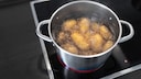 Nach dem Kochen von Kartoffeln bloß nicht das Wasser wegschütten – es lässt sich noch vielseitig verwenden