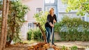 Das Laub im Garten kann man als Pflanzendünger verwenden