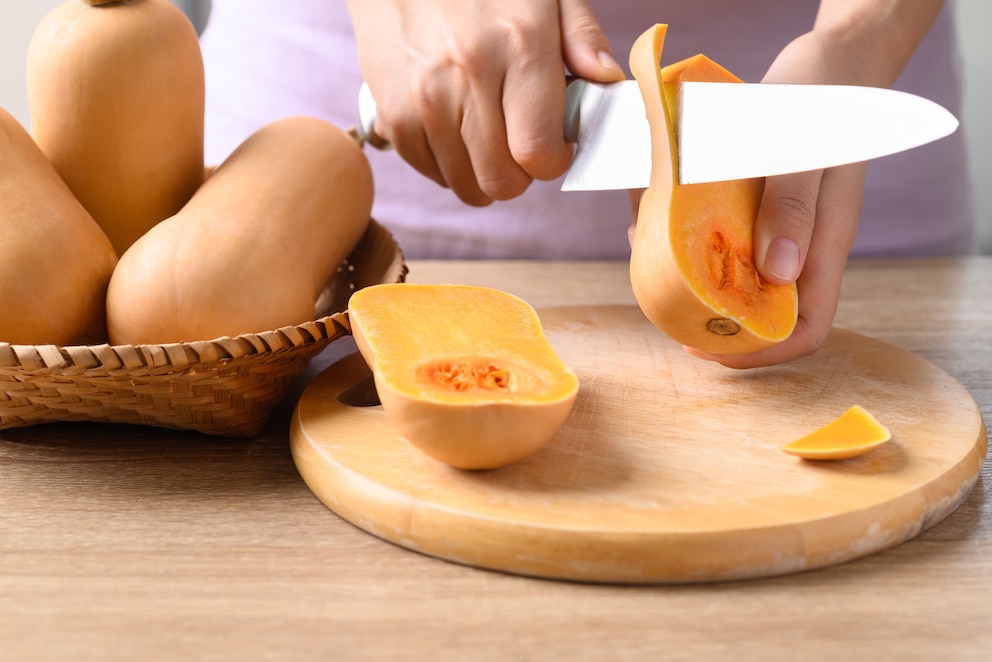 Ein Butternut-Kürbis lässt sich sehr leicht schälen