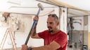 Nur ein Statiker kann anhand von Messungen überprüfen, inwieweit das Entfernen der tragenden Wand die strukturelle Beschaffenheit des Hauses gefährden könnte.