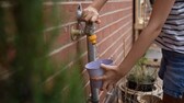 Wasserhahn im Garten abdrehen