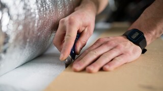 Nachdem man die Trittschalldämmung verlegt hat, kann man den gewünschten Bodenbelag darüber installieren.