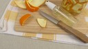 Aus Orangenschale kann man einen wirksamen Allzweckreiniger herstellen