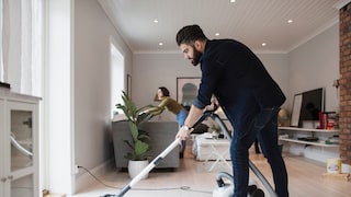 Knifflige Frage, die nicht nur zwischen Paaren hitzig diskutiert werden kann: Sollte man erst Staub wischen und dann saugen oder doch lieber umgekehrt?