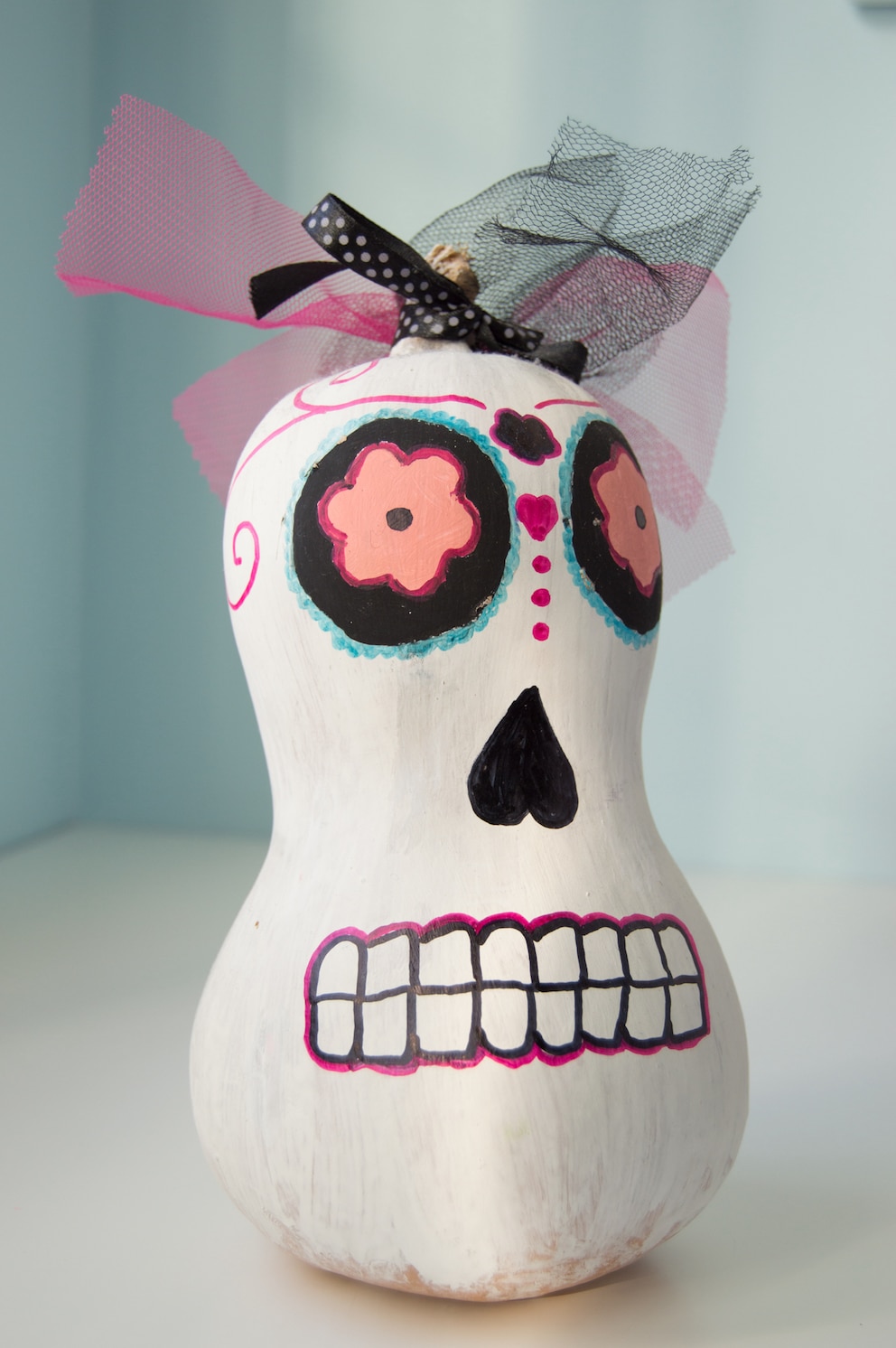 In Mexiko wird Ende Oktober nicht Halloween, sondern der Tag der Toten (Día de Muertos) gefeiert. Bunt bemalte Totenkopfschädel sind ein beliebtes Motiv