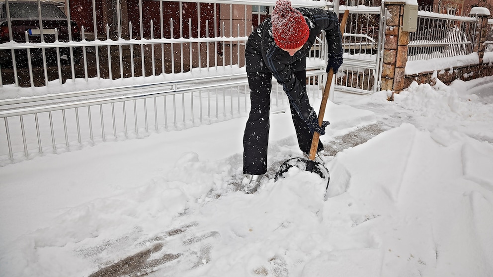 Schneeräumen kann im Winter eine lästige Tätigkeit sein