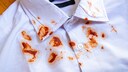Flecken durch Tomatensoße sind ärgerlich, aber es gibt Hausmittel, mit denen sie sich gut entfernen lassen