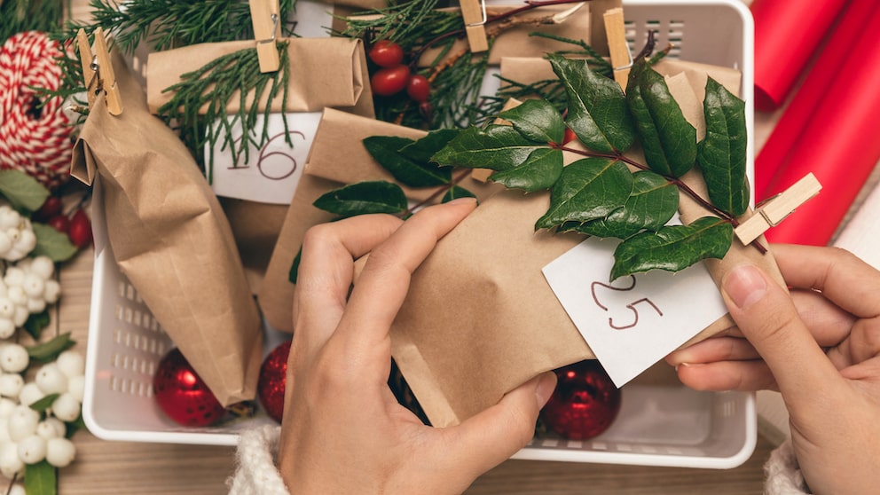 Selbst gebastelte Adventskalender sind eine schöne und dekorative Überraschung zur Adventszeit