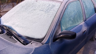 In der klirrenden Kälte möchte sich niemand unnötig lange mit dem Kratzen seiner Autoscheiben aufhalten