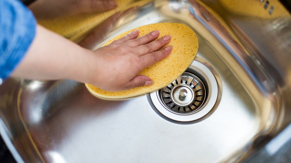Spülmittel, Essensreste, Wasserrückstände – die Küchenspüle muss eigentlich ständig geputzt werden