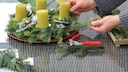Im Garten finden sich viele Materialien, die man für einen Adventskranz nutzen kann