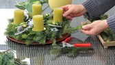 Im Garten finden sich viele Materialien, die man für einen Adventskranz nutzen kann