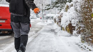 Der Einsatz von Streusalz ist vielerorts für Privatpersonen untersagt