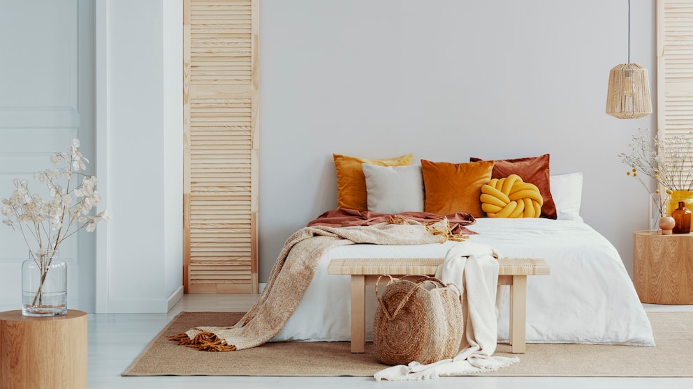 Farbige Kissen auf dem Bett in neutralem Ambiente