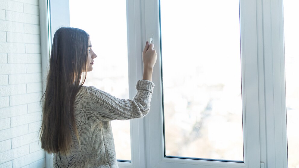 Isolierfolie am Fenster soll helfen Heizkosten zu sparen