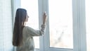Isolierfolie am Fenster soll helfen Heizkosten zu sparen