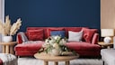 Möbel-Trends 2024: Farbiges Sofa, runde Tische und dünne Möbelbeine.