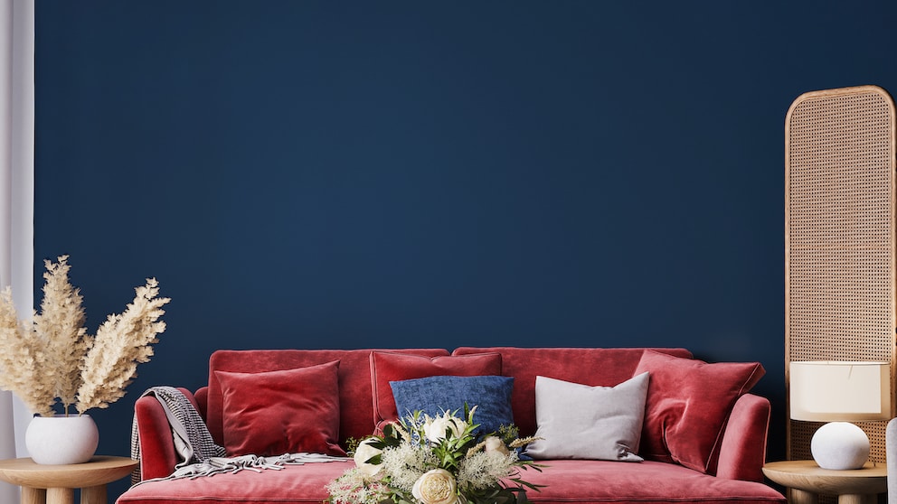 Möbel-Trends 2024: Farbiges Sofa, runde Tische und dünne Möbelbeine.