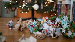 Gebrauchtes Geschenkpapier kann man wiederverwenden. Ist das nicht mehr möglich? Dann ab damit in Altpapier- oder Restmülltonne