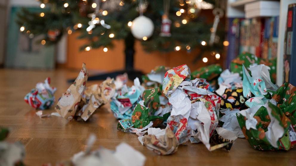 Gebrauchtes Geschenkpapier kann man wiederverwenden. Ist das nicht mehr möglich? Dann ab damit in Altpapier- oder Restmülltonne