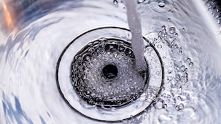 Beim Kochen gießt man Nudelwasser in den Abfluss – kann das auf Dauer schädlich sein?