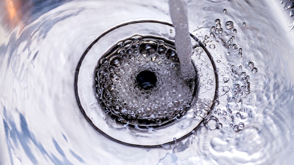 Beim Kochen gießt man Nudelwasser in den Abfluss – kann das auf Dauer schädlich sein?