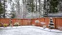 Liegt Schnee auf dem Rasen, sollte man diesen besser nicht betreten